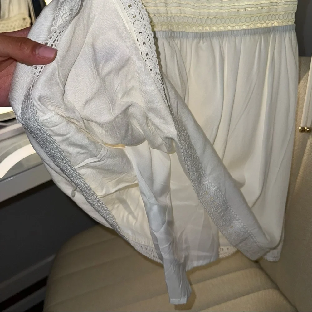 White Plunge Sleeveless Lace Dress - Picture 10 of 11